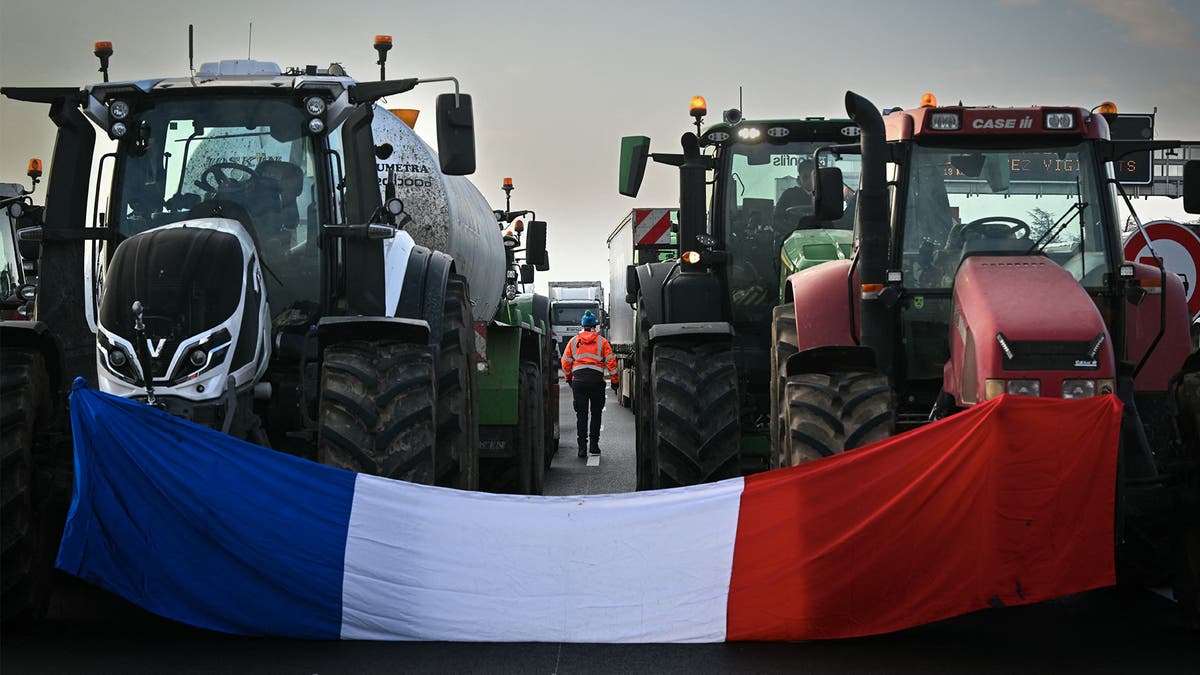 Watch live as protesting French farmers ‘besiege’ Paris by blocking major roads