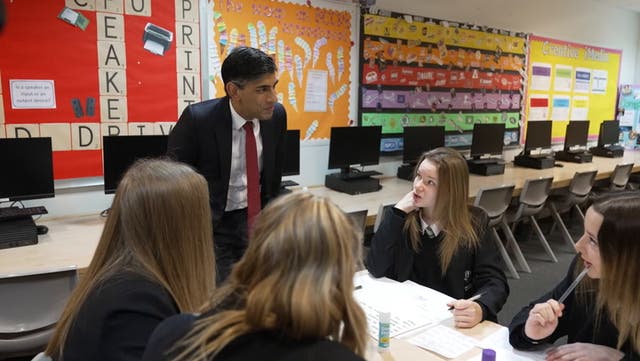 <p>Rishi Sunak joins students for lesson on dangers of vaping.</p>