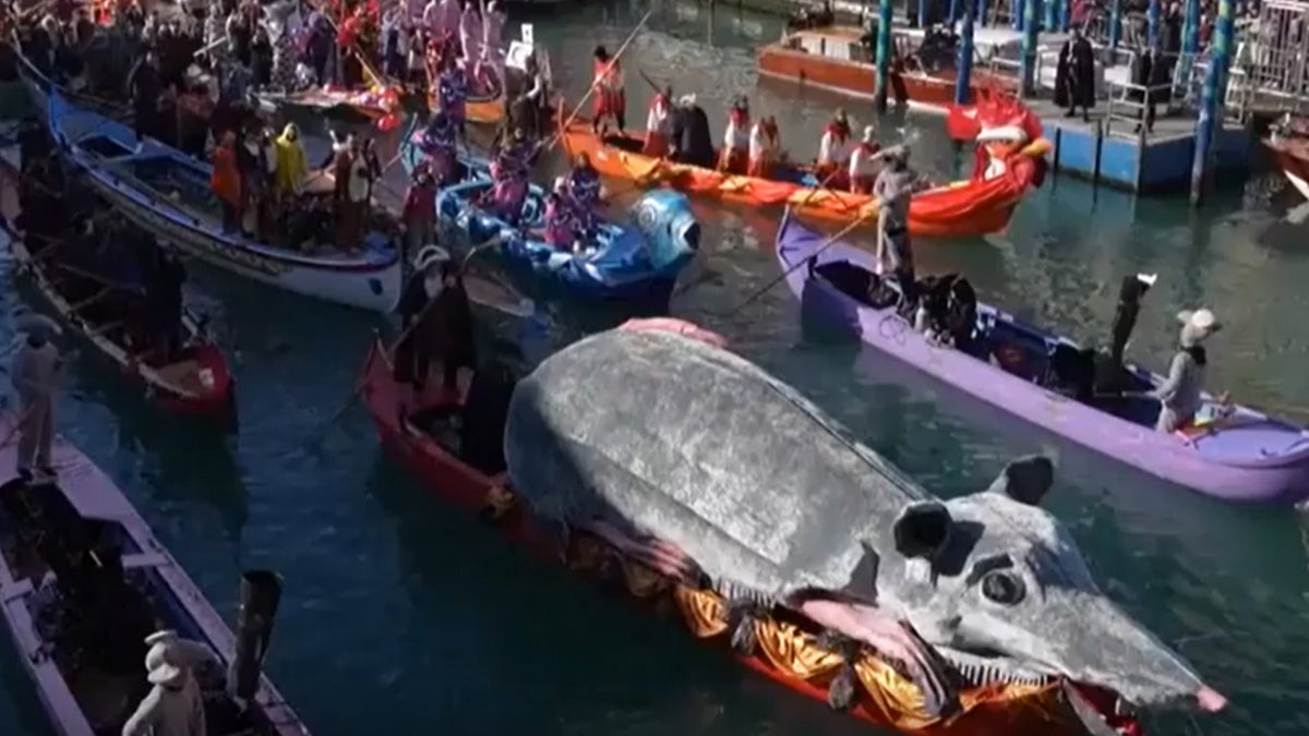 Rat gondola leads Venice Carnival parade down Grand Canal