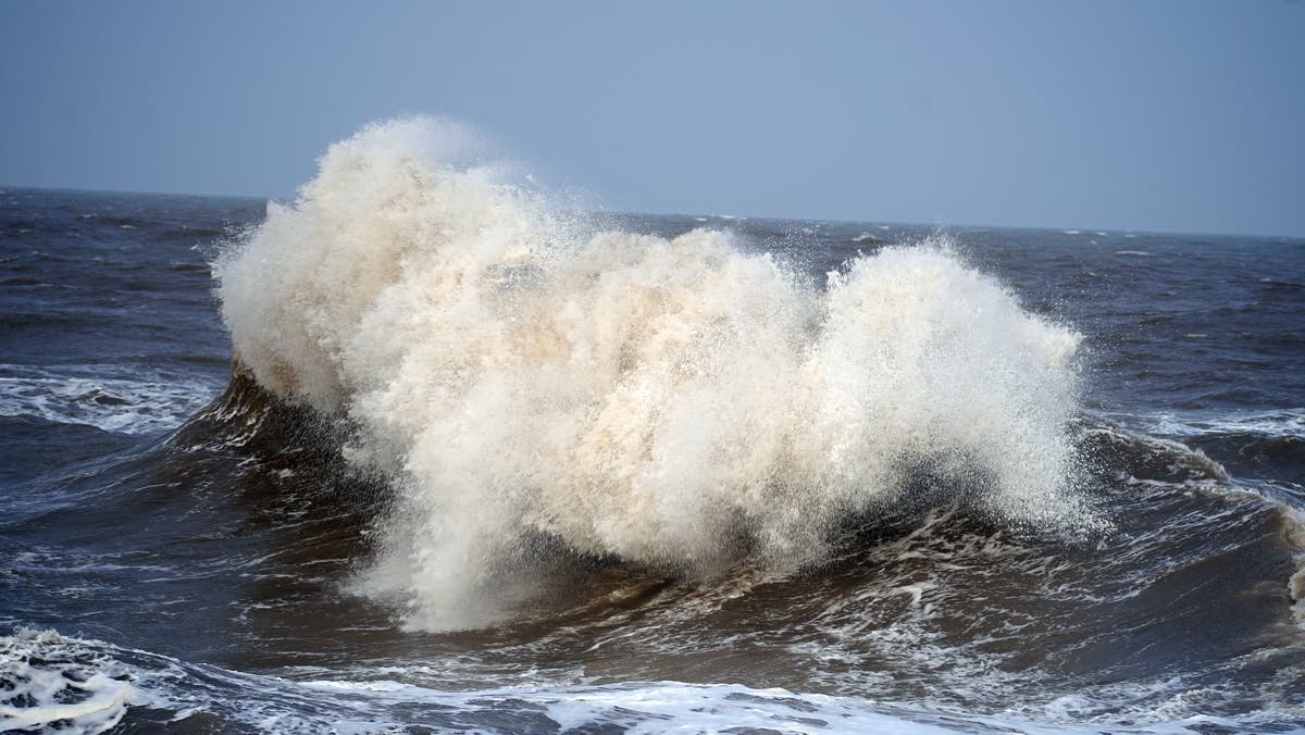 Weather forecast: 'Isolated' tornadoes could hit UK as Met Office warns of 85mph winds - Vimarsana News