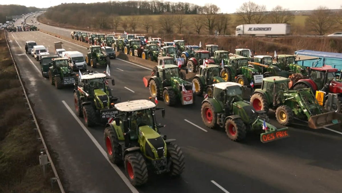 French farmers begin ‘siege’ of Paris by blocking roads around captial with tractors