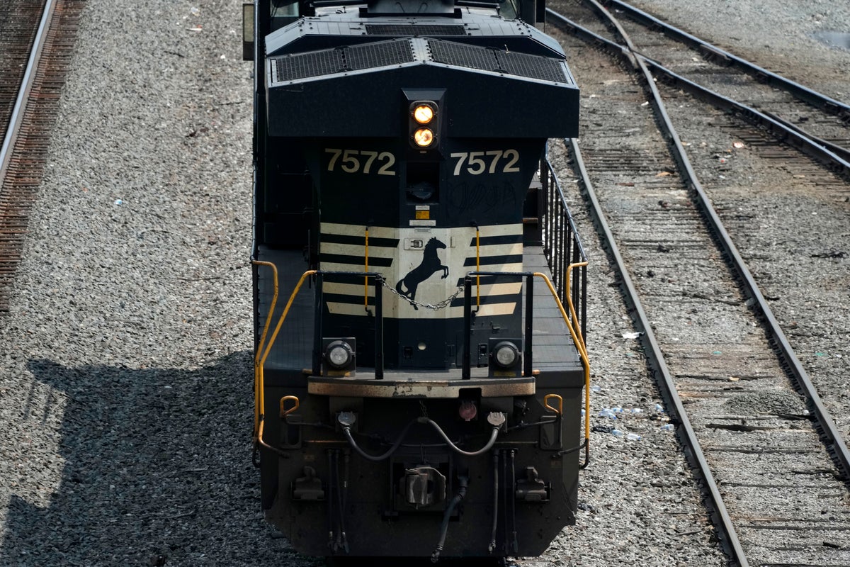 Norfolk Southern is 1st big freight railway to let workers use anonymous federal safety hotline
