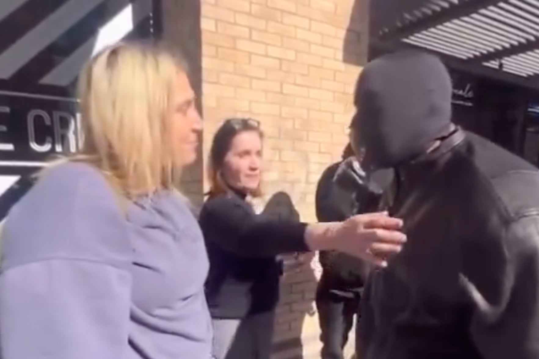 <p>Kanye West confronts TMZ reporter</p>