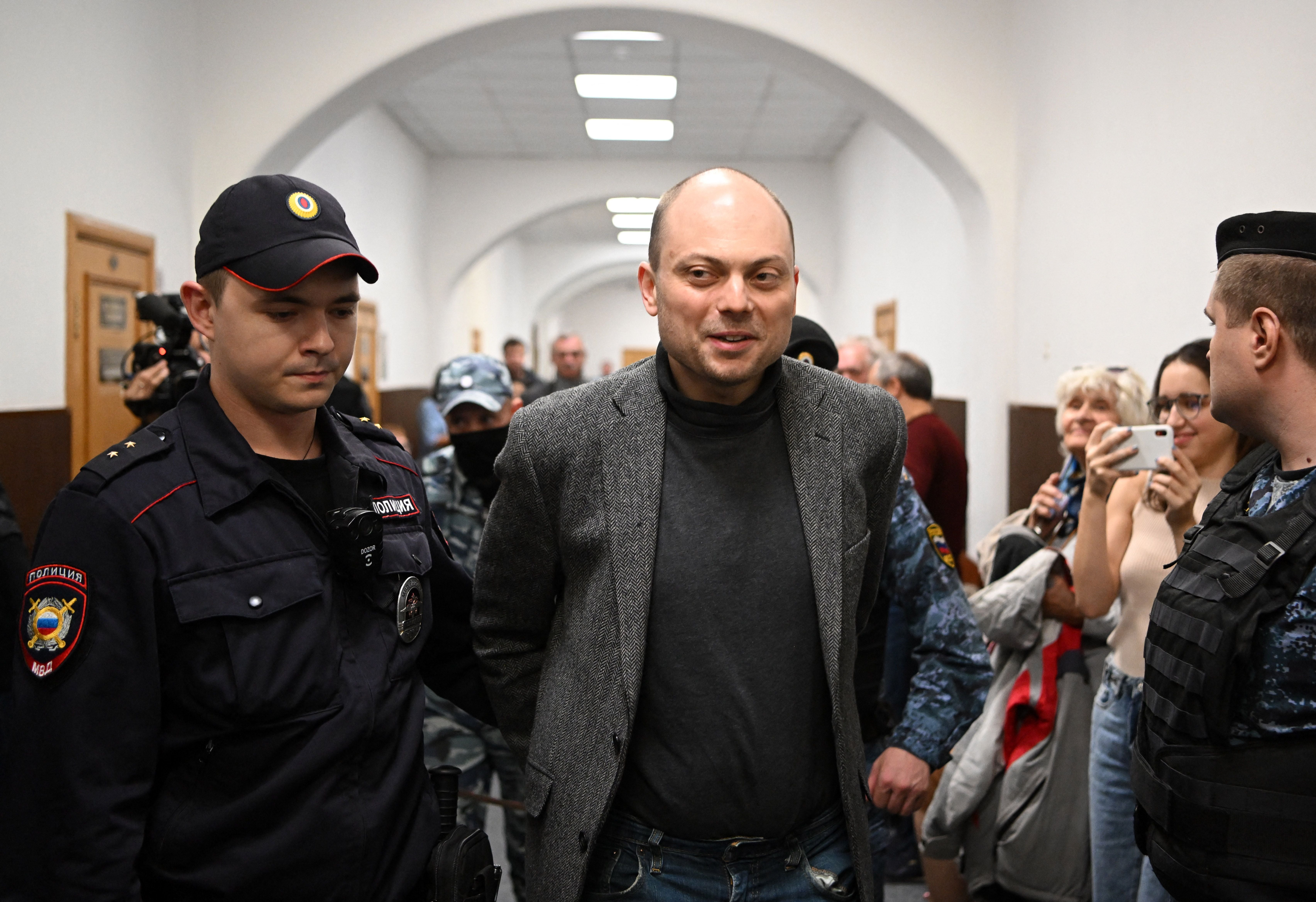 Vladimir Kara-Murza is escorted for a hearing at the Basmanny court in Moscow on 10 October 2022