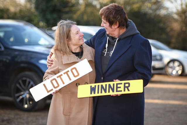<p>Lotto winner Deborah Burgess & friend Louise Smith who bought Deborah's old car for ?1</p>