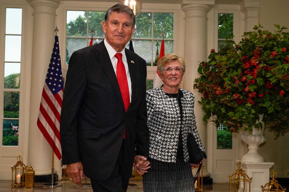 U.S. Sen. Joe Manchin’s wife, Gayle, hospitalized in stable condition after Birmingham car crash
