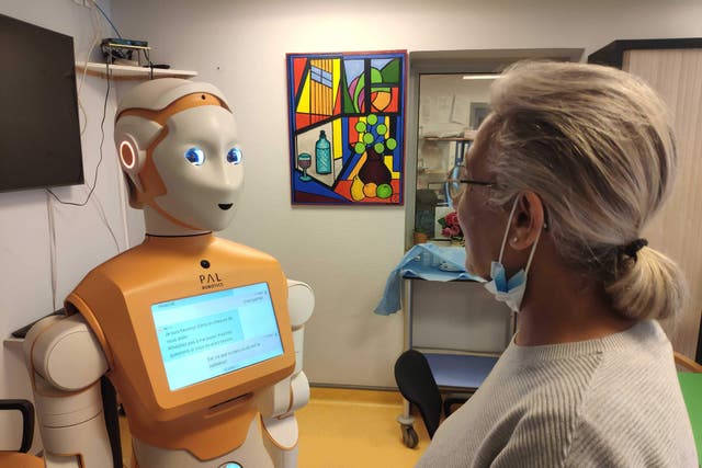 A Spring robot converses with a hospital staff worker (Broca Living Lab APHP Spring project/PA)