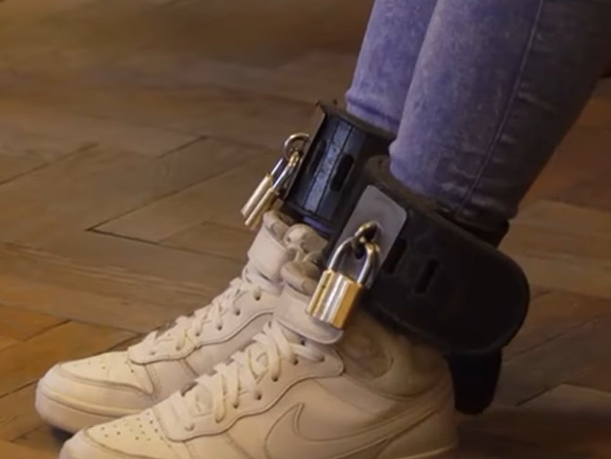 <p>39-year-old Ilaria Salis was brought to a Budapest court in chains, sparking outrage in Italy. Screengrab</p>