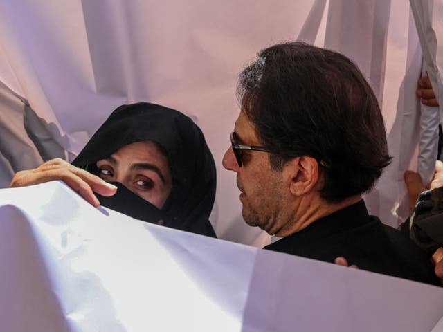 <p>Former Pakistan Prime Minister Imran Khan (C) with his wife Bushra Bibi (L) arrive to appear at a high court in Lahore </p>