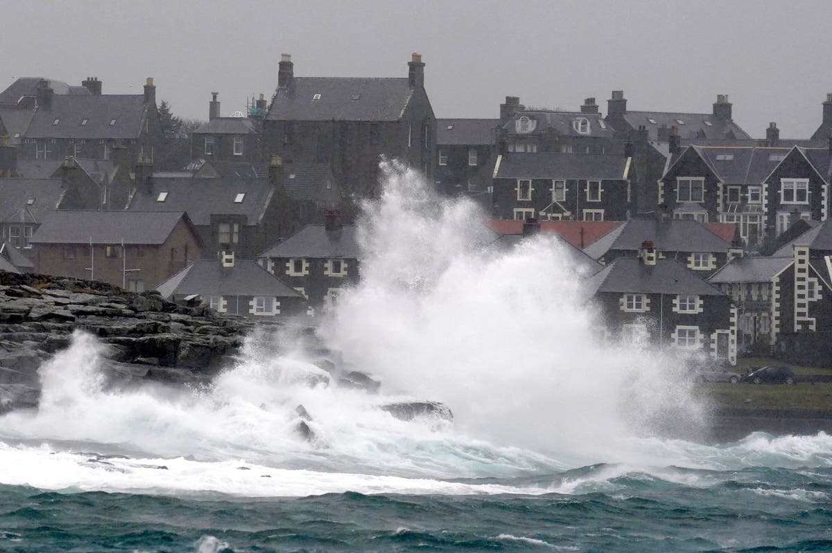 Storm Ingunn map: Where and what time ‘weather bomb’ will bring 85mph winds to the UK