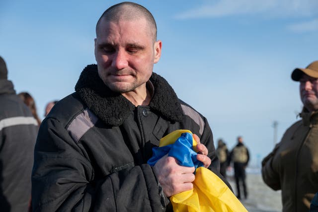 <p>An emotional Ukrainian PoW cries while clutching a Ukraine flag after being exchanged in a soldier swap </p>