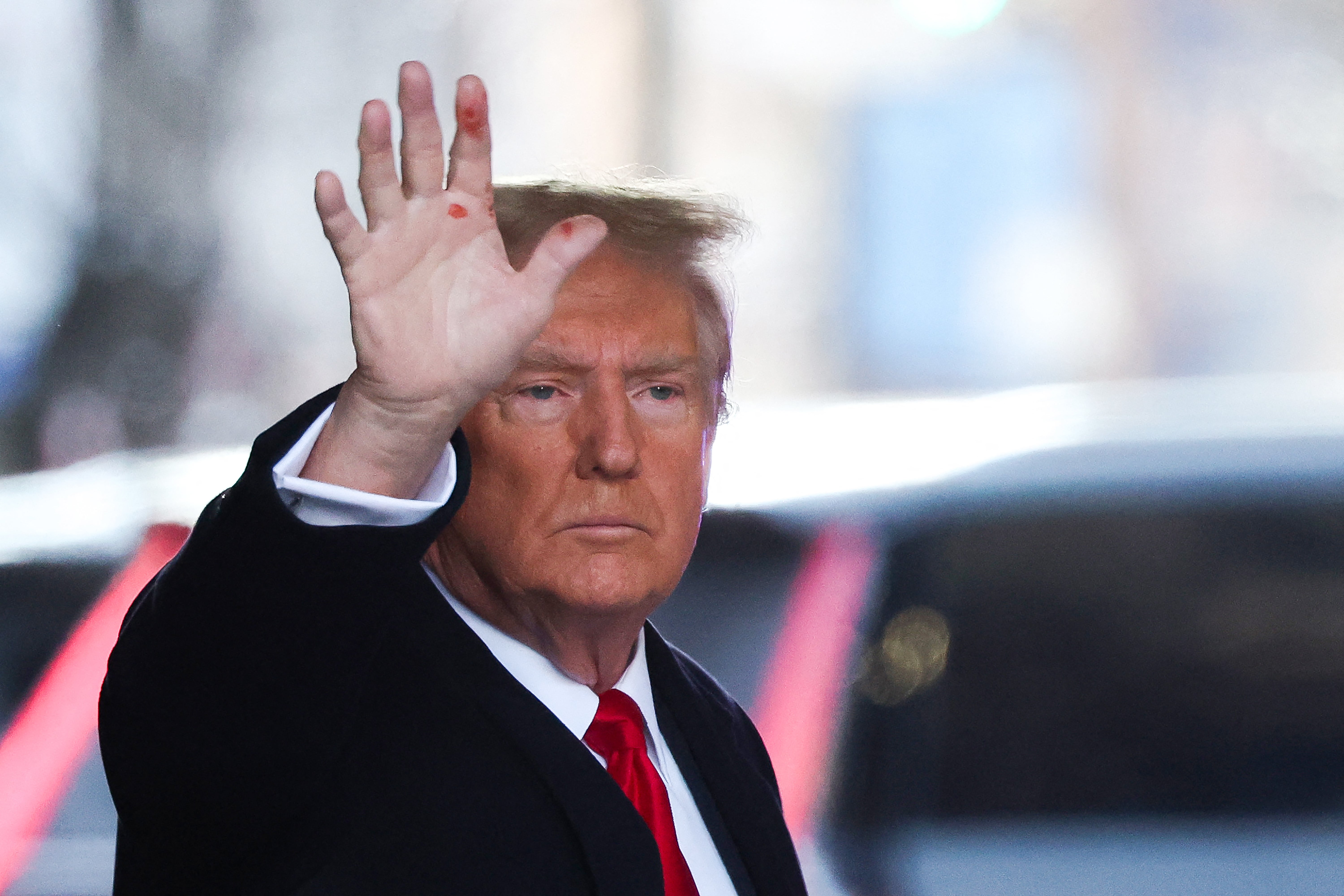 <p>Donald Trump sale de la Torre Trump rumbo al tribunal federal de Manhattan para asistir al segundo juicio por difamación el 17 de enero de 2024</p>