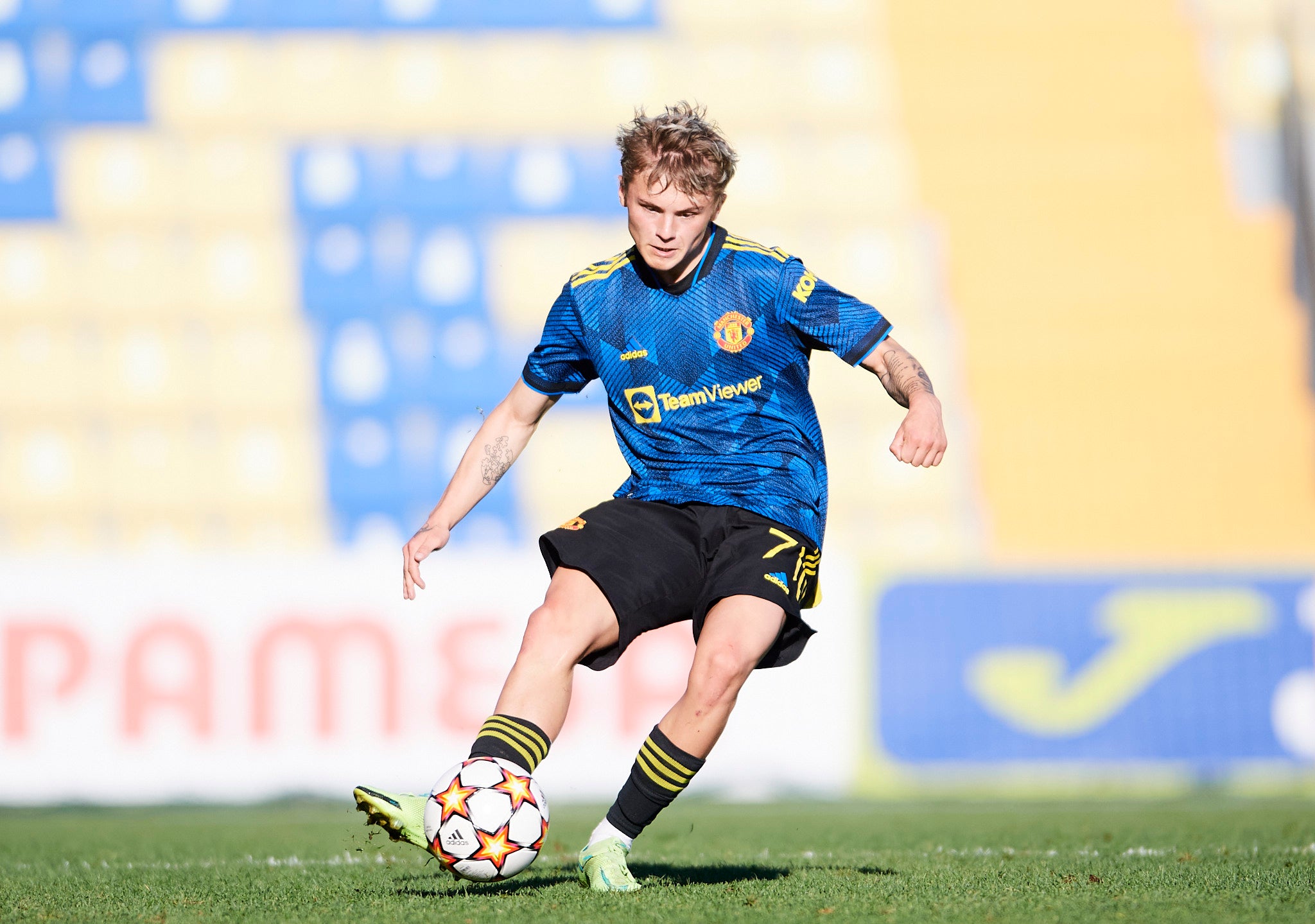 Isak Hansen-Aaroen has left Manchester United in search of senior playing time