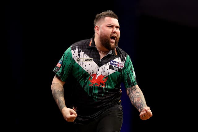 <p>Michael Smith roars after beating Luke Littler in their semi-final</p>