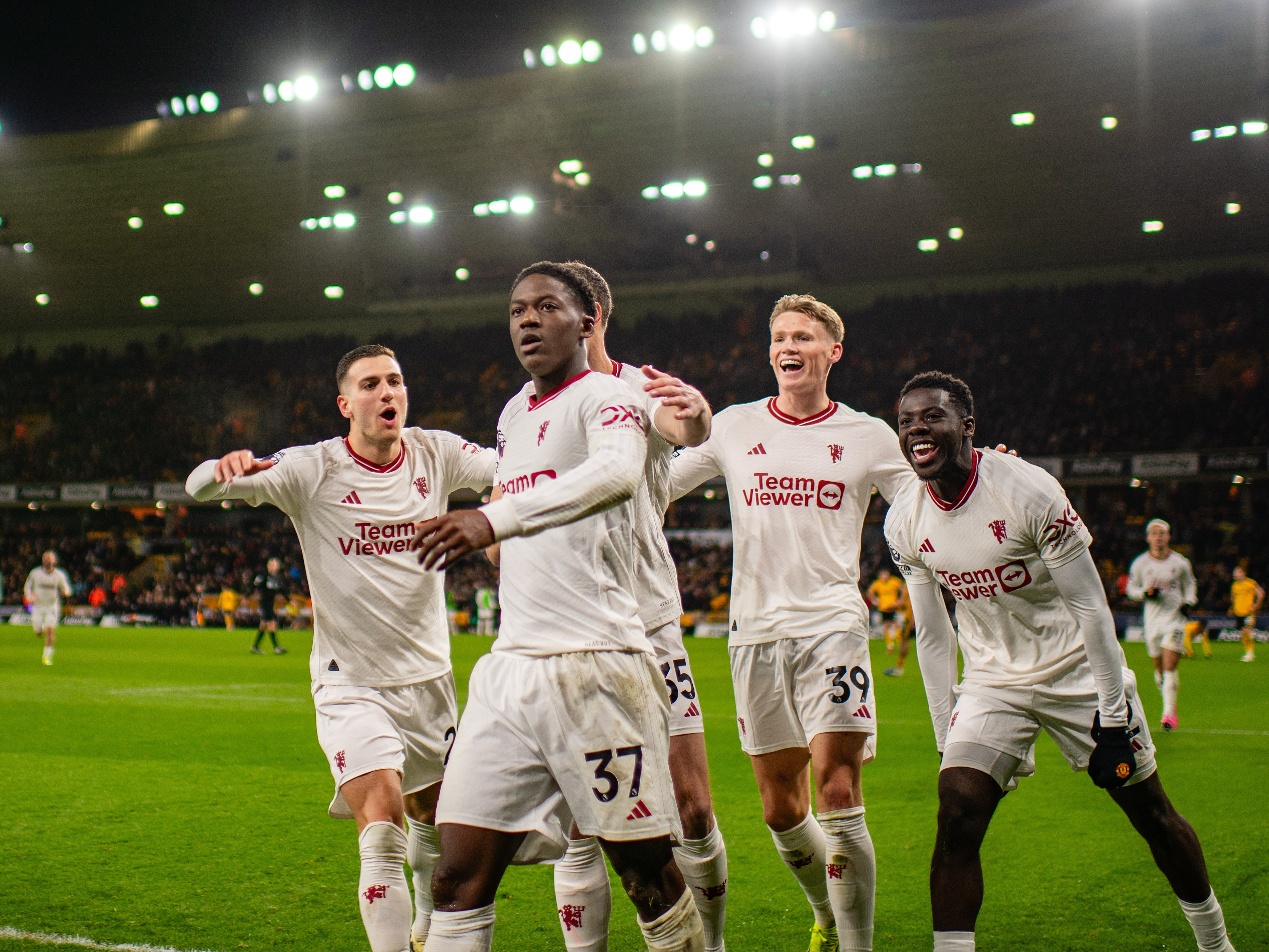 Mainoo scored late on to see United beat Wolves