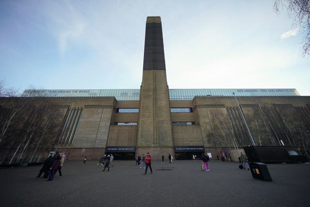 <p>A man has died after falling from the Tate Modern gallery in London, the Metropolitan Police said.</p>