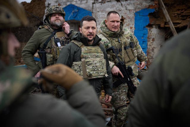 <p>Volodymyr Zelensky talking with servicemen in Zaporizhzhia </p>