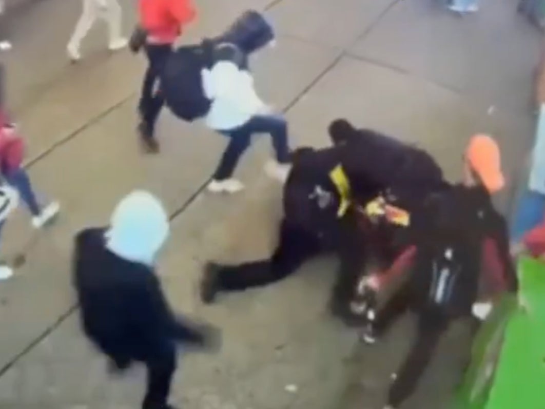 Suspects punch and kick police in head during New York City arrest