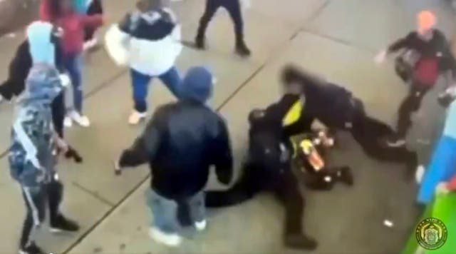 <p>Suspects punch and kick police in head in New York City</p>