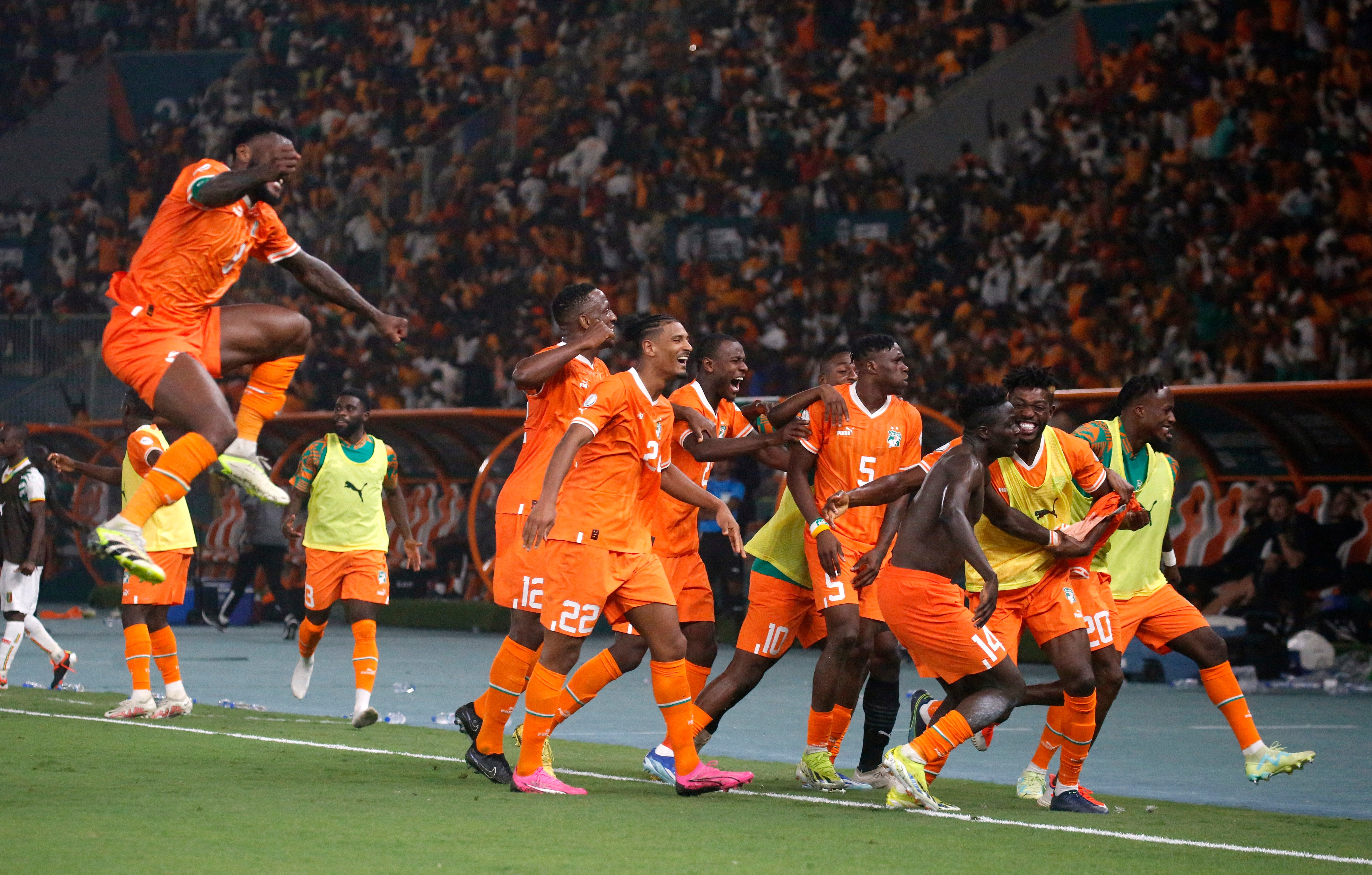 The hosts celebrate Oumar Diakite’s late winner against Mali