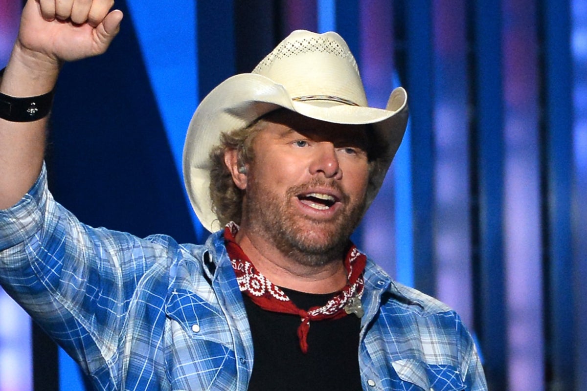 Toby Keith tributes: Country music world grieves singer after he died 'surrounded by family' | The Independent
