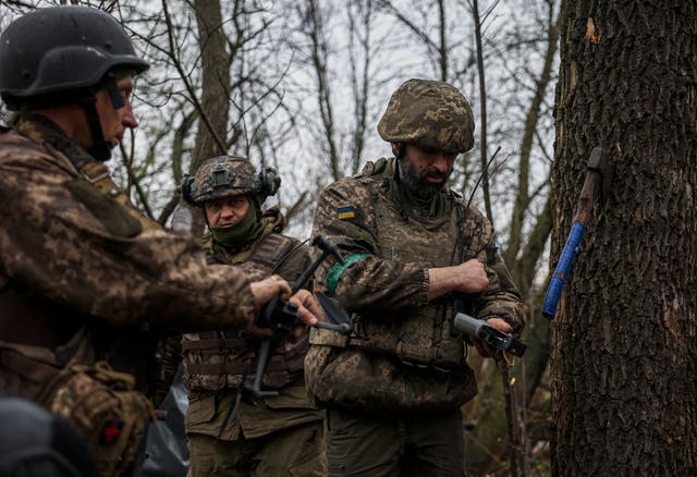 <p>Ukrainian infantrymen prepare to launch a drone </p>