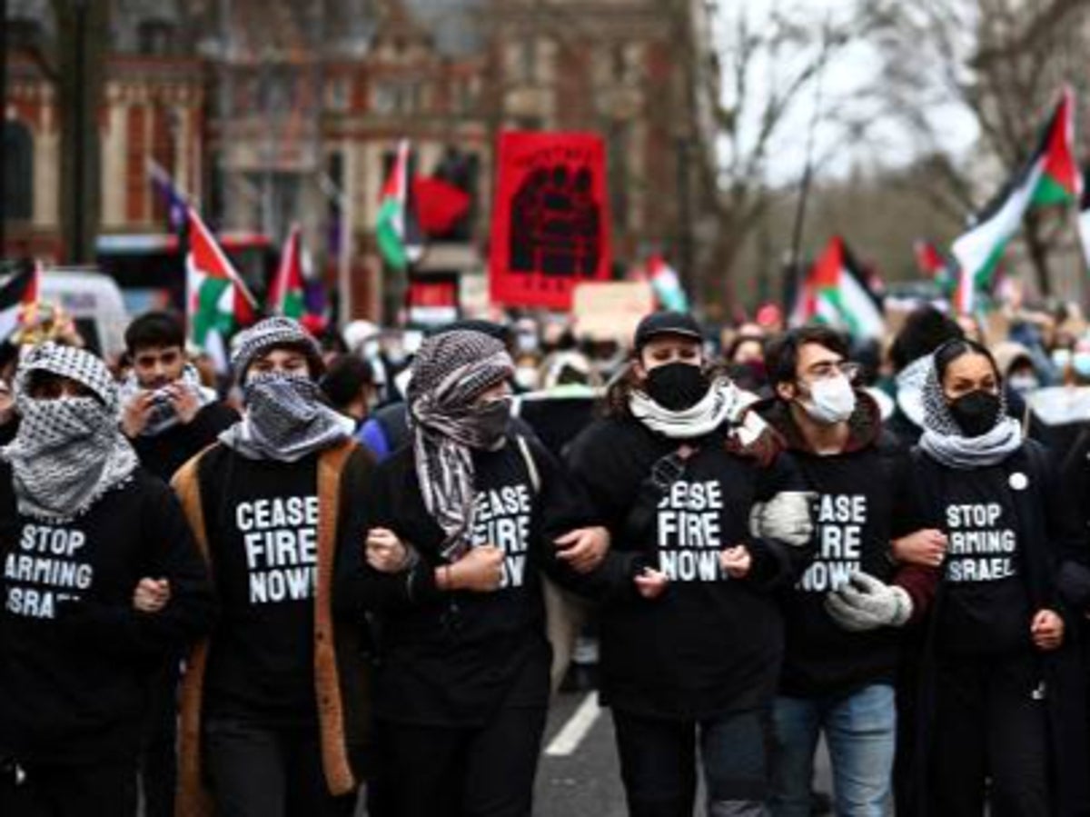Demonstranten drohen Gefängnis, weil sie bei neuer Razzia Masken oder Leuchtraketen getragen haben