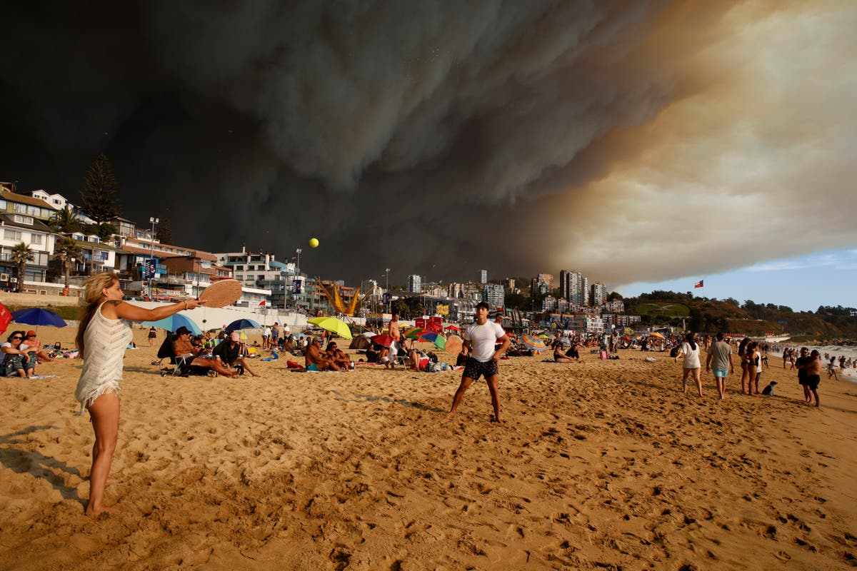 FOTOS AP: Incendios forestales dejan escenas de devastación en el centro de Chile