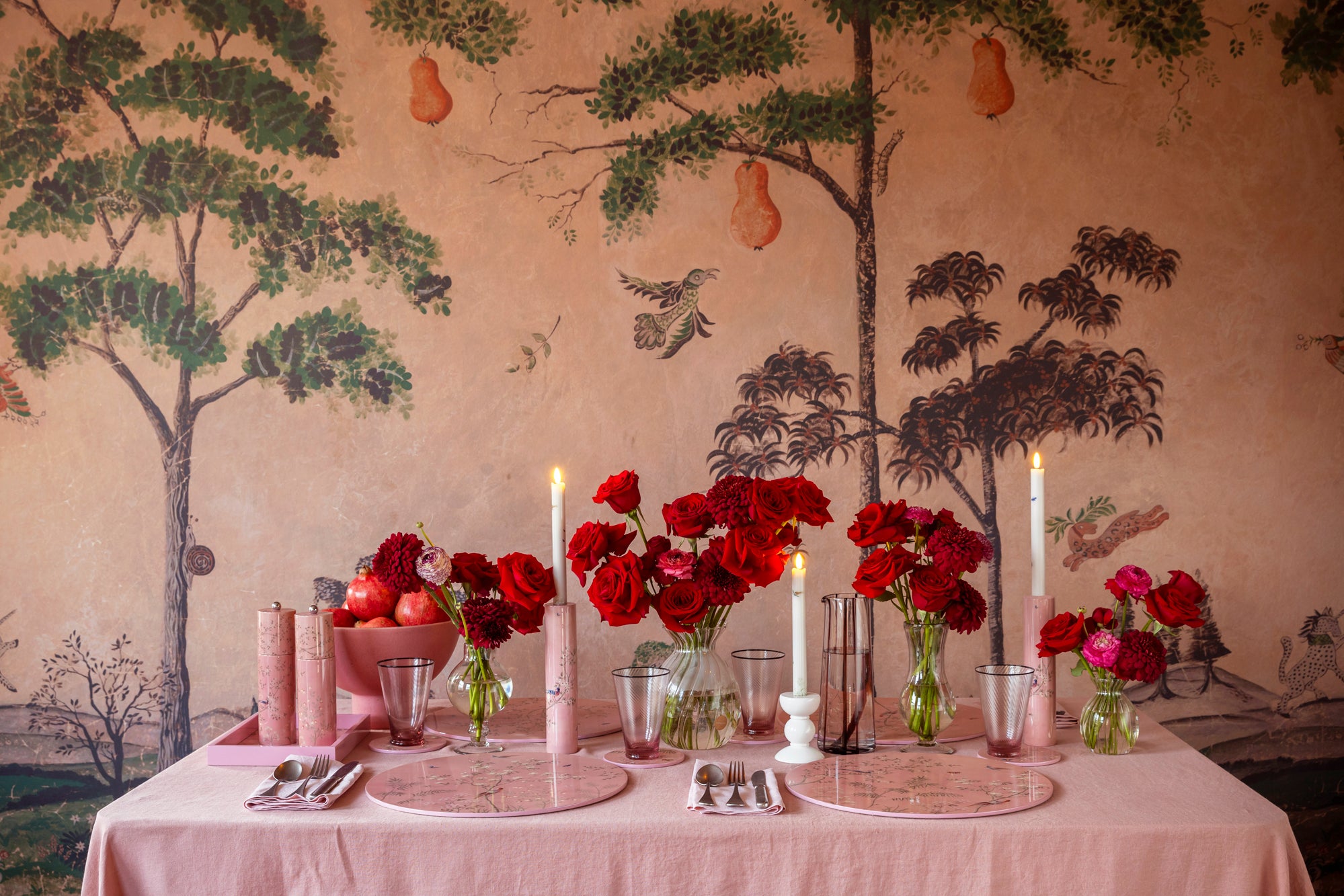 The same undertone but creating a beautiful contrast: the Addison Ross chinoiserie collection, with Andrew Martin wallpaper