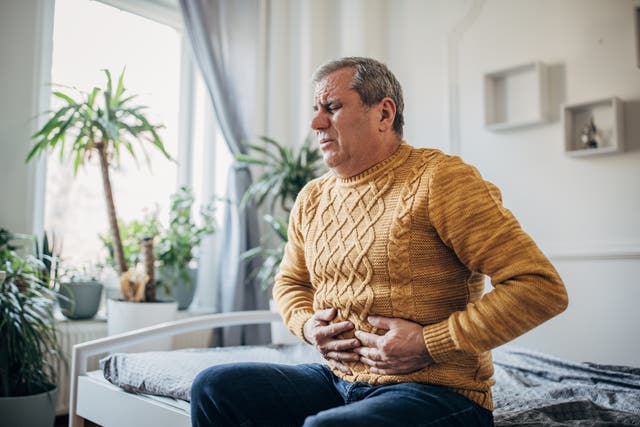 <p>Hombre con dolor de estómago </p>