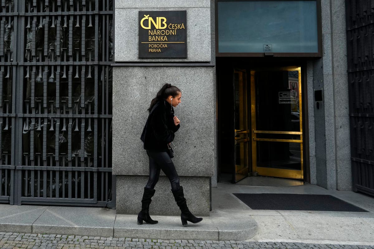 Česká centrální banka podruhé za sebou snižuje úrokové sazby, aby pomohla ekonomice