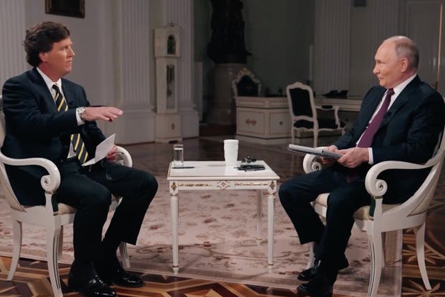<p>Tucker Carlson habla con Vladímir Putin</p>