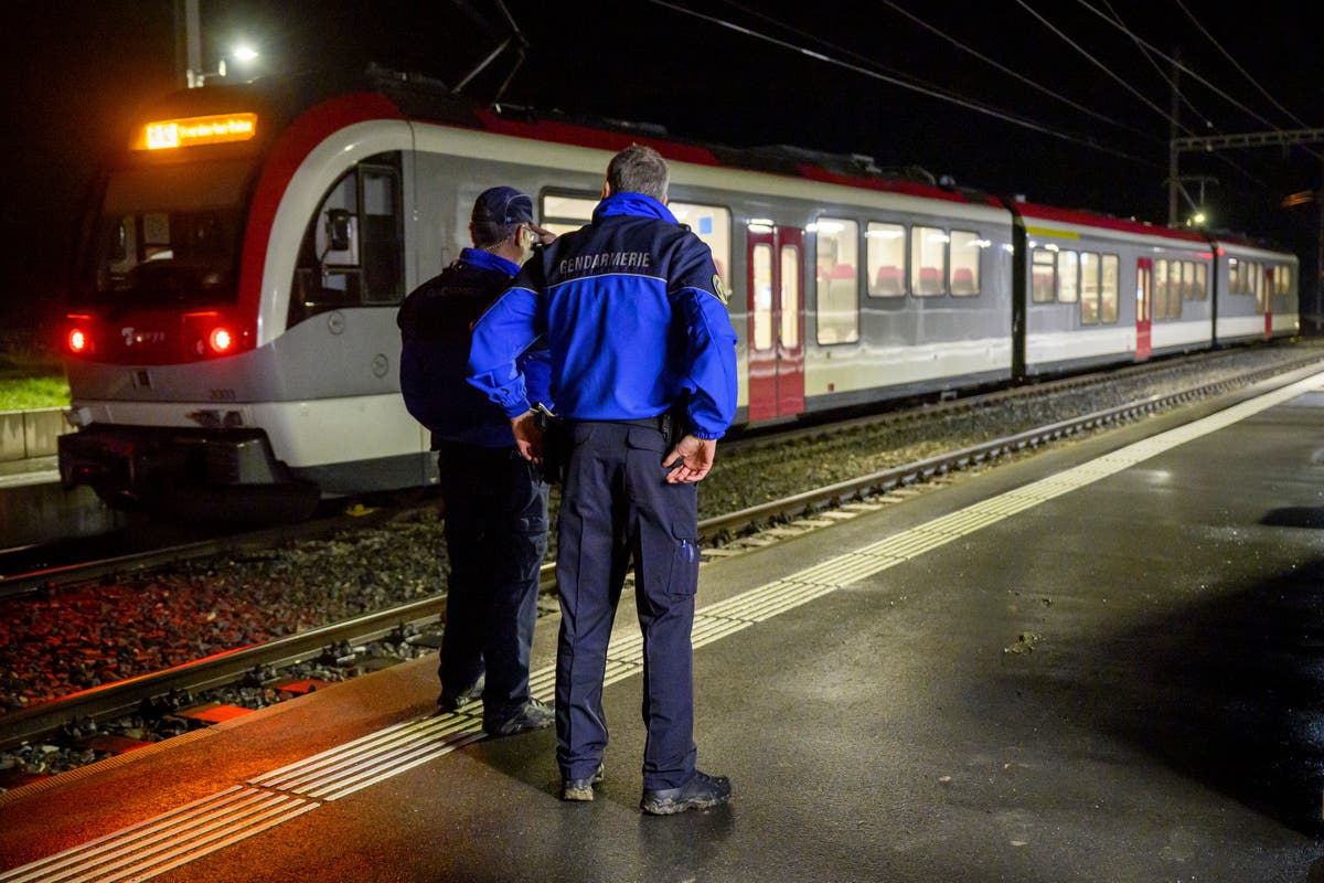 Schweizer Polizei tötet Axt schwingenden Mann, der in einem Zug in Isre-sous-Champfer 15 Passagiere als Geiseln nimmt