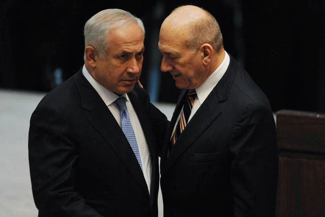 <p>Ehud Olmert, right, with Benjamin Netanyahu </p>