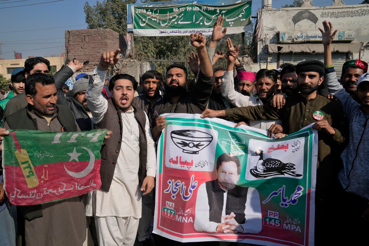 Independent Candidates Backed By Ex Pm Khans Party Take Early Lead In