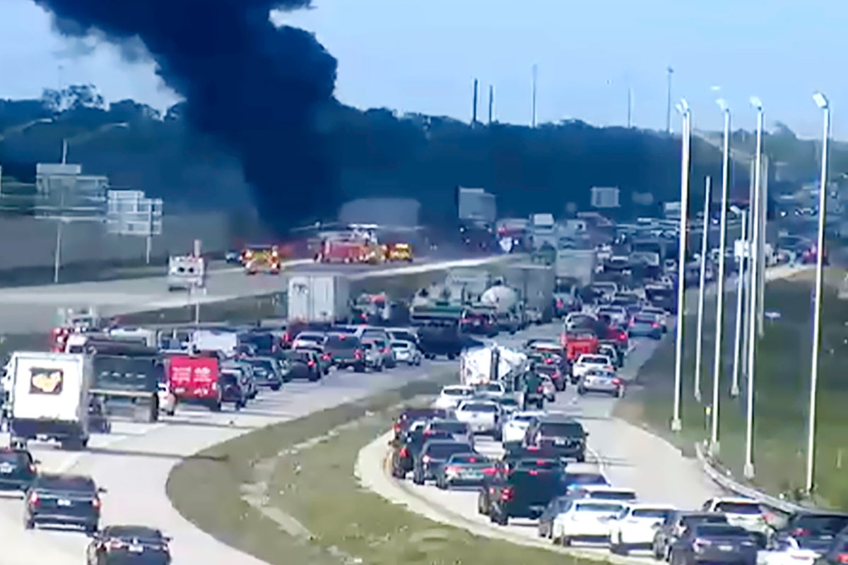 Small plane with 5 people aboard makes emergency landing on southwest Florida interstate