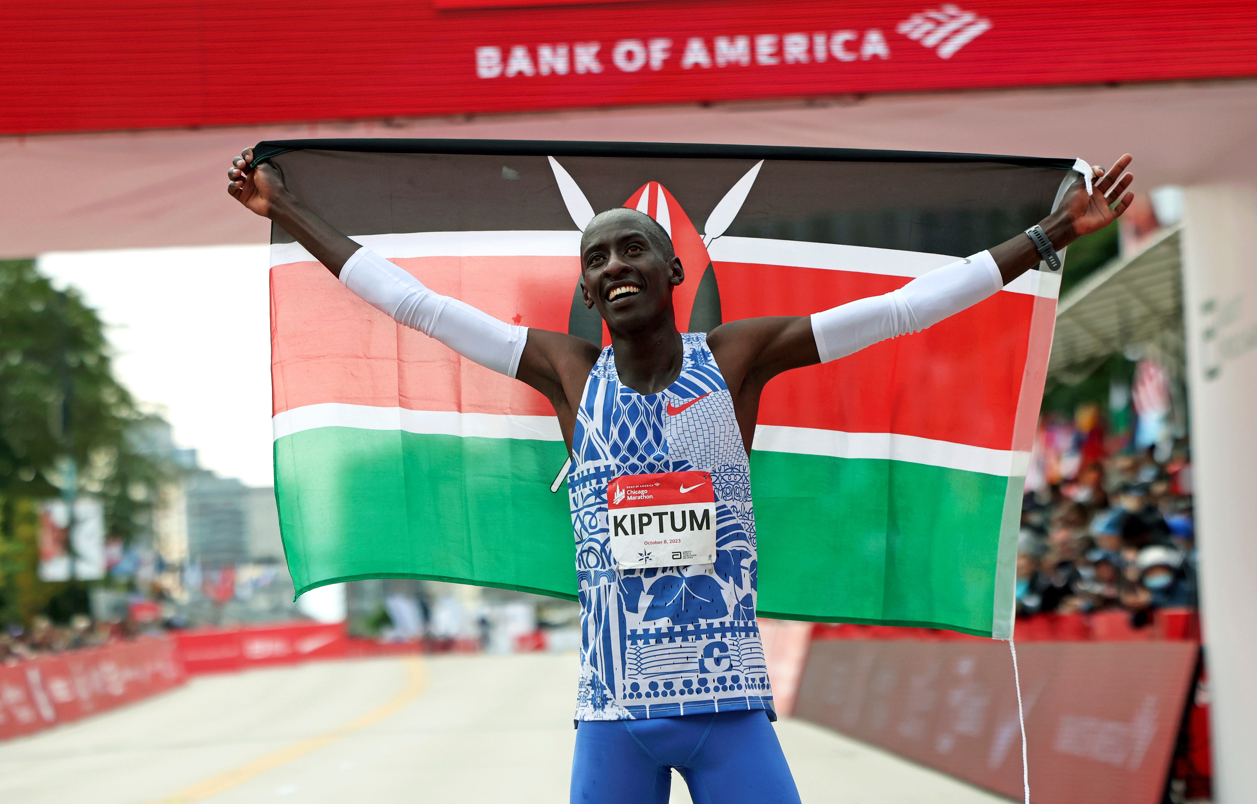Kiptum celebrates his world record in Chicago