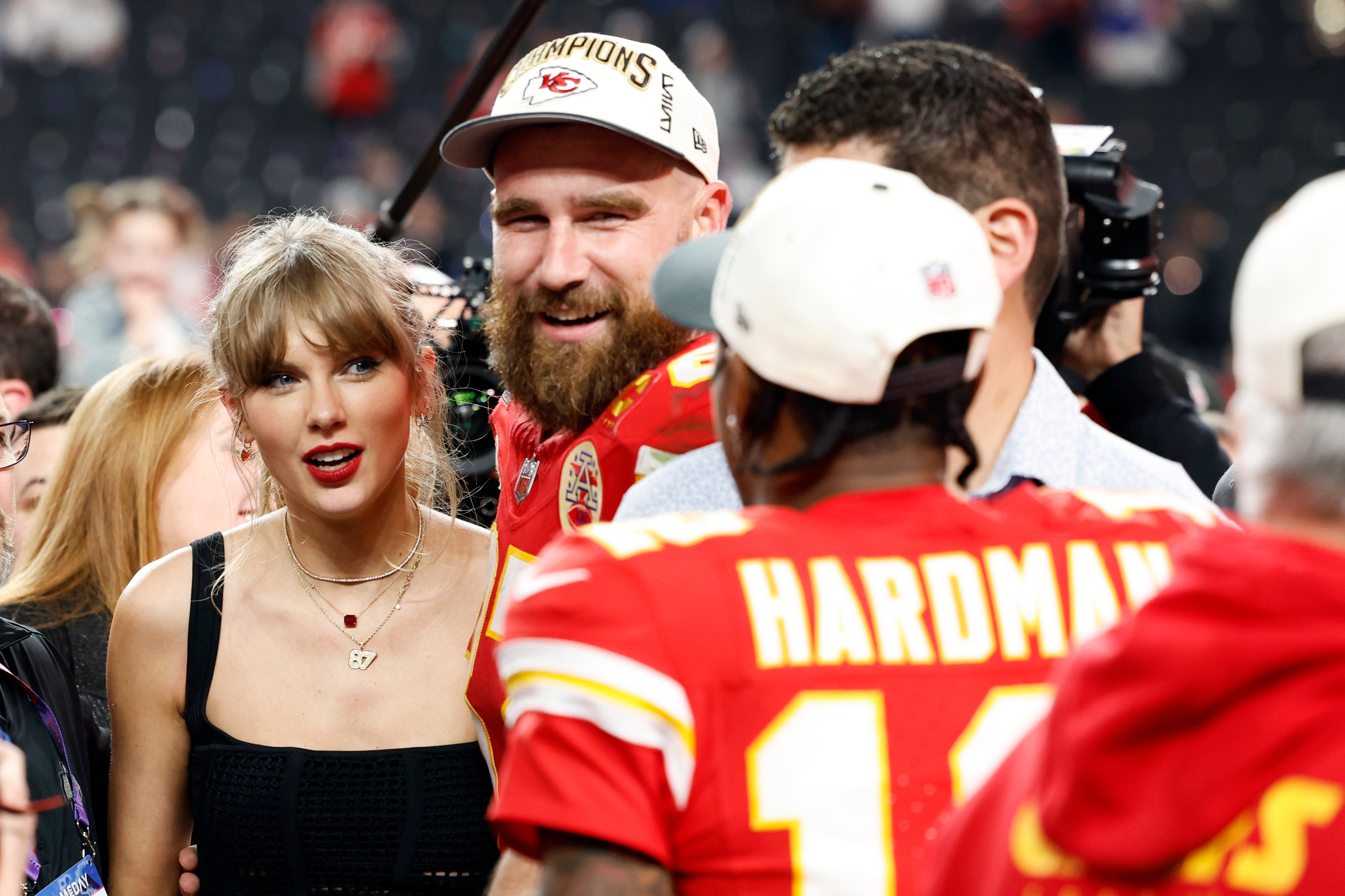 Kansas City Chiefs tight end Travis Kelce and his girlfriend, singer Taylor Swift, celebrate