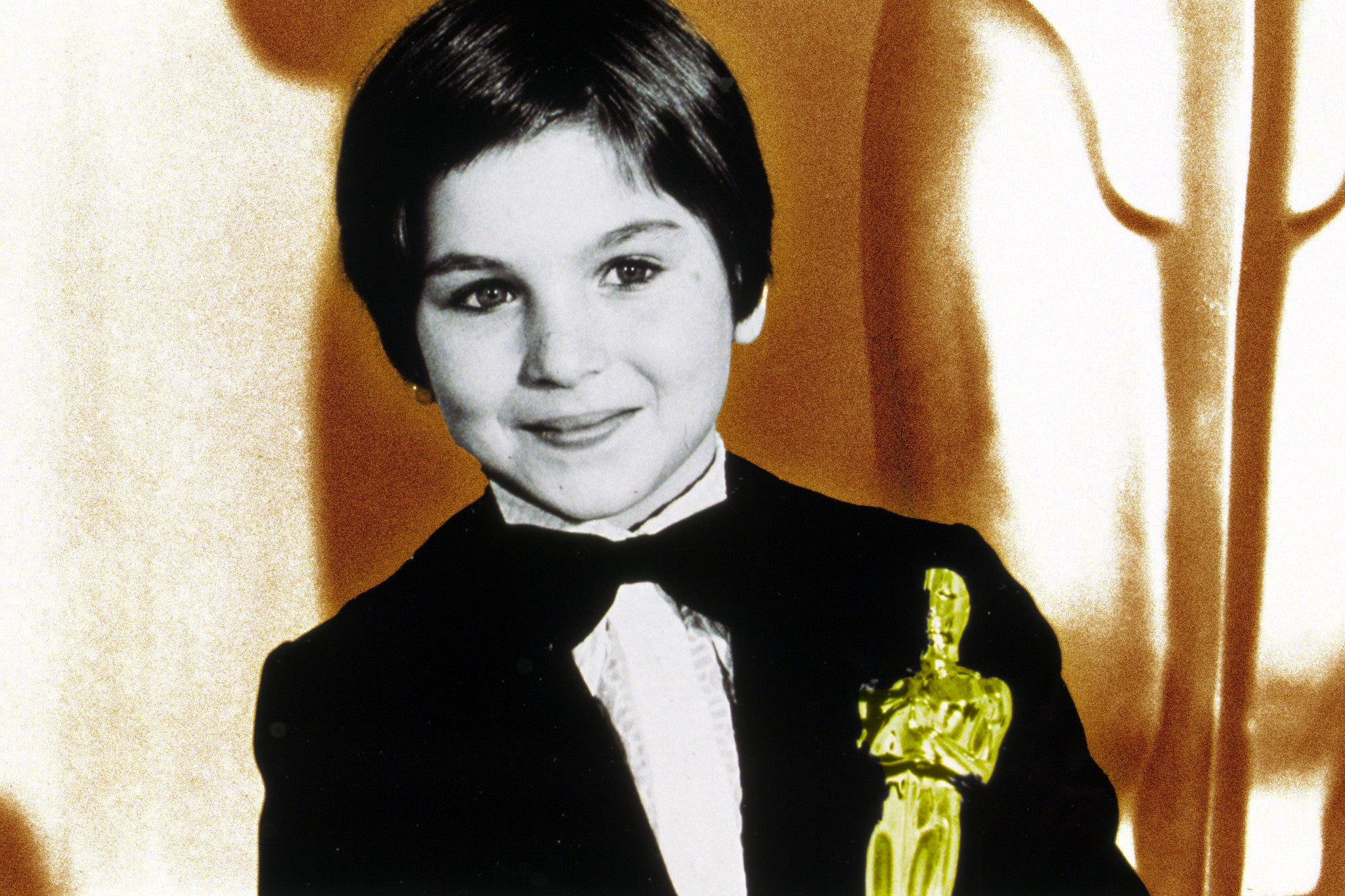 Tatum O’Neal poses with her Oscar in 1974