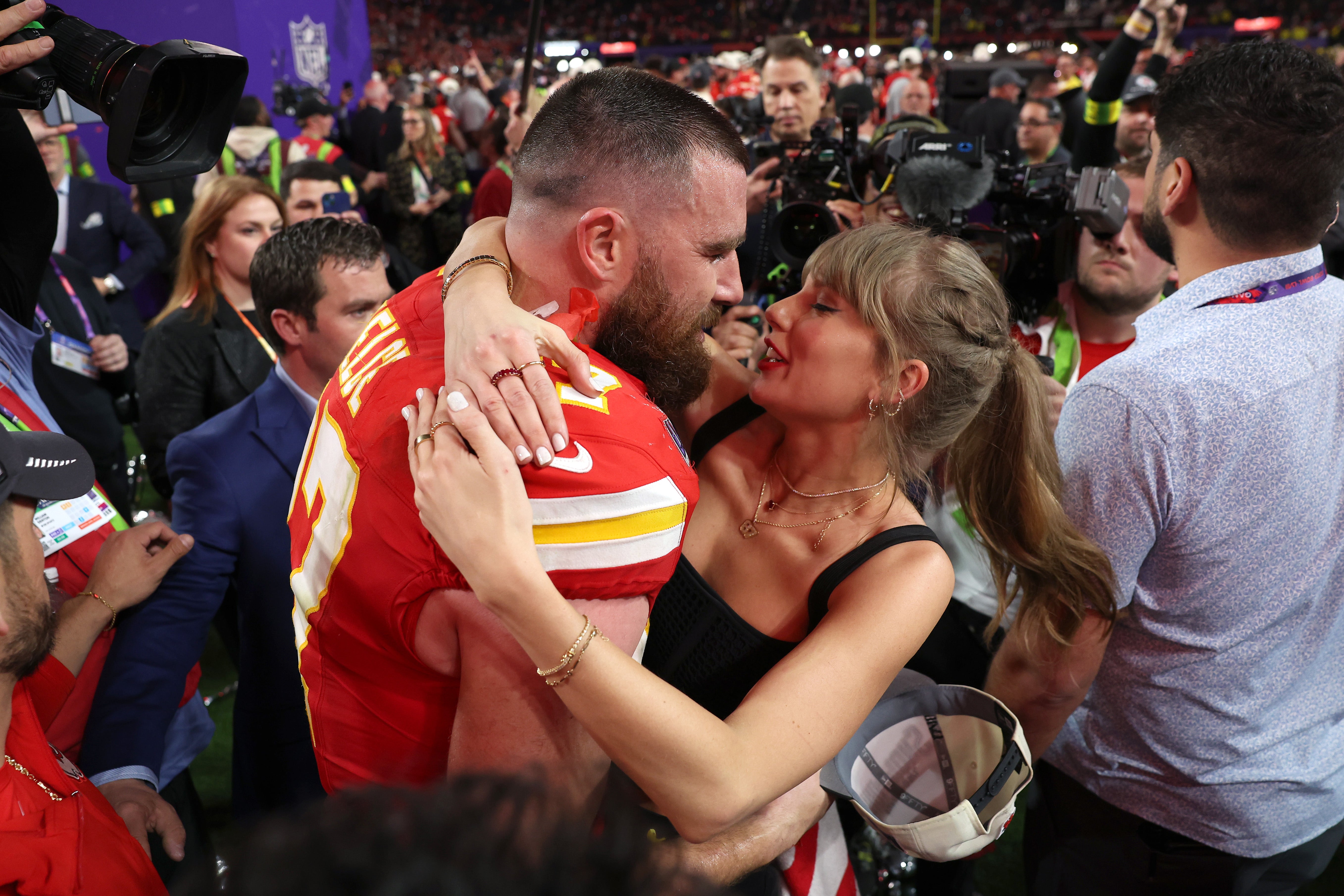 Travis Kelce #87 of the Kansas City Chiefs kisses Taylor Swift at the Super Bowl