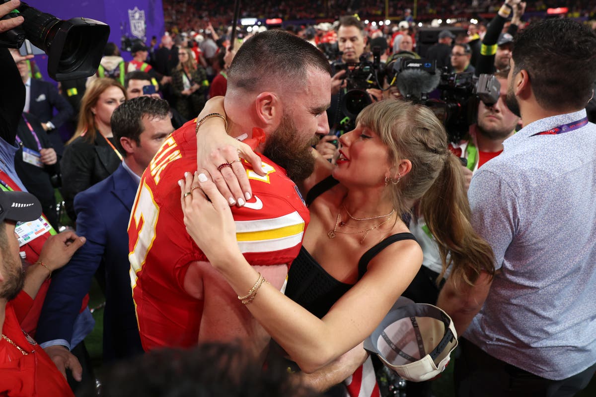Fani śpiewają wraz z Taylor Swift i Travisem Kelce po zwycięstwie w Super Bowl