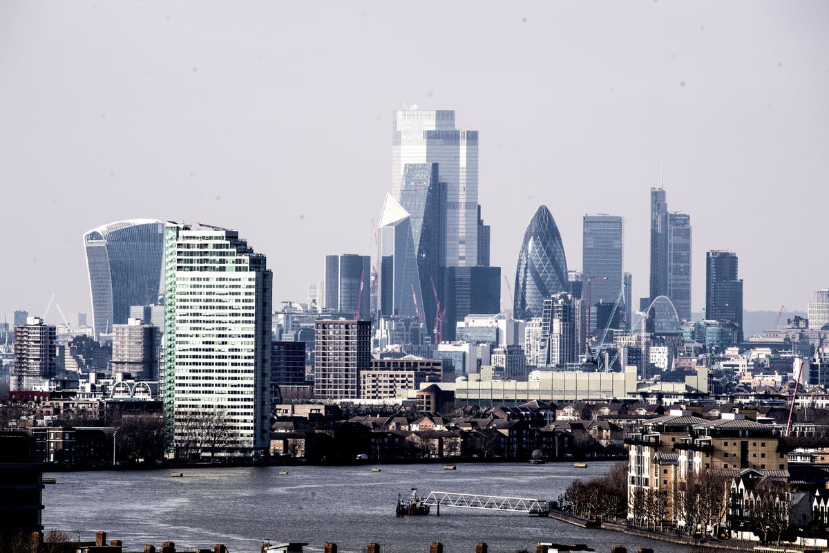 FTSE 100 drops as interest rate concerns weigh on housebuilders