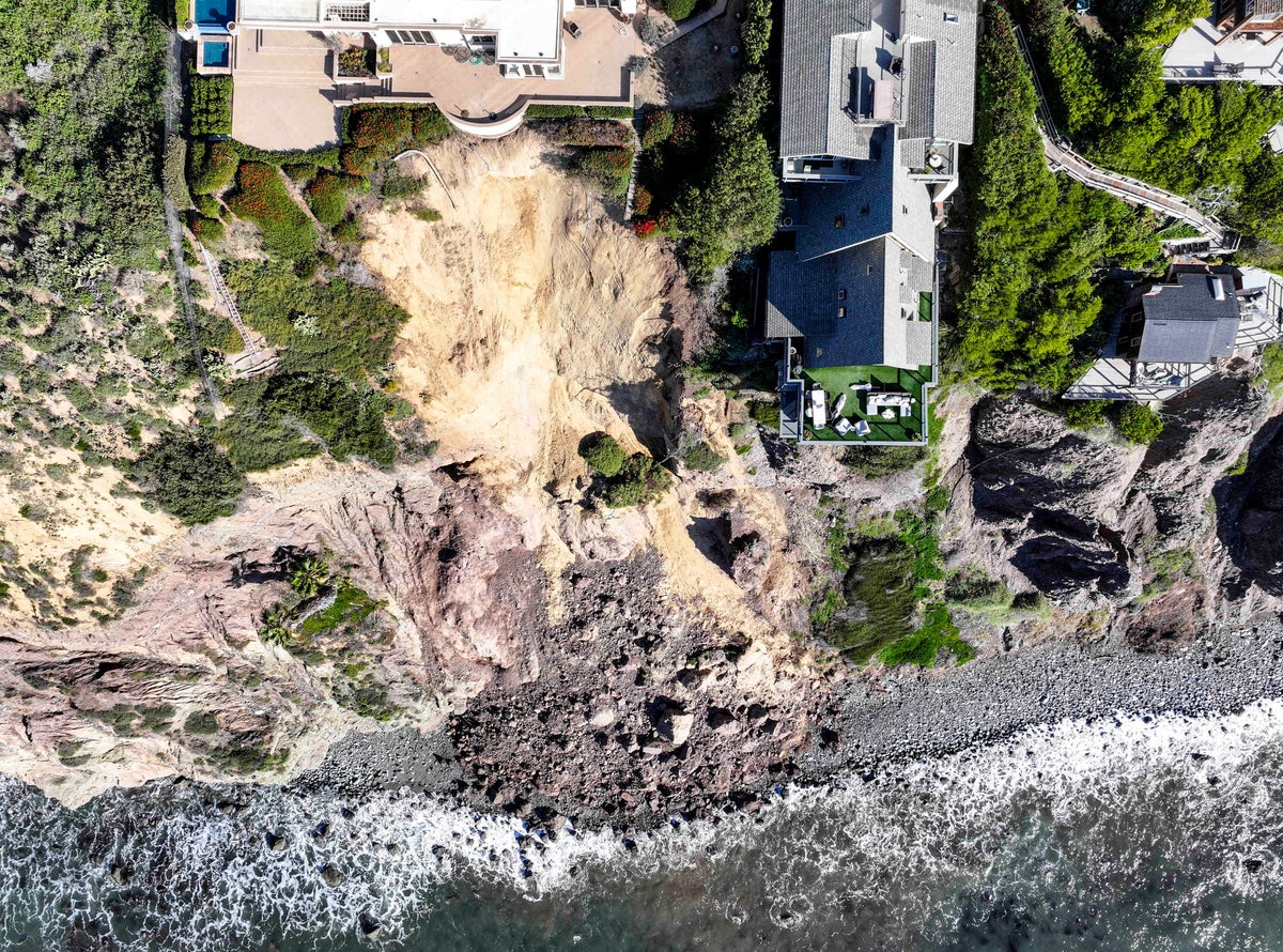 Massive landslide on coastal bluff leaves Southern California mansion on the edge of a cliff