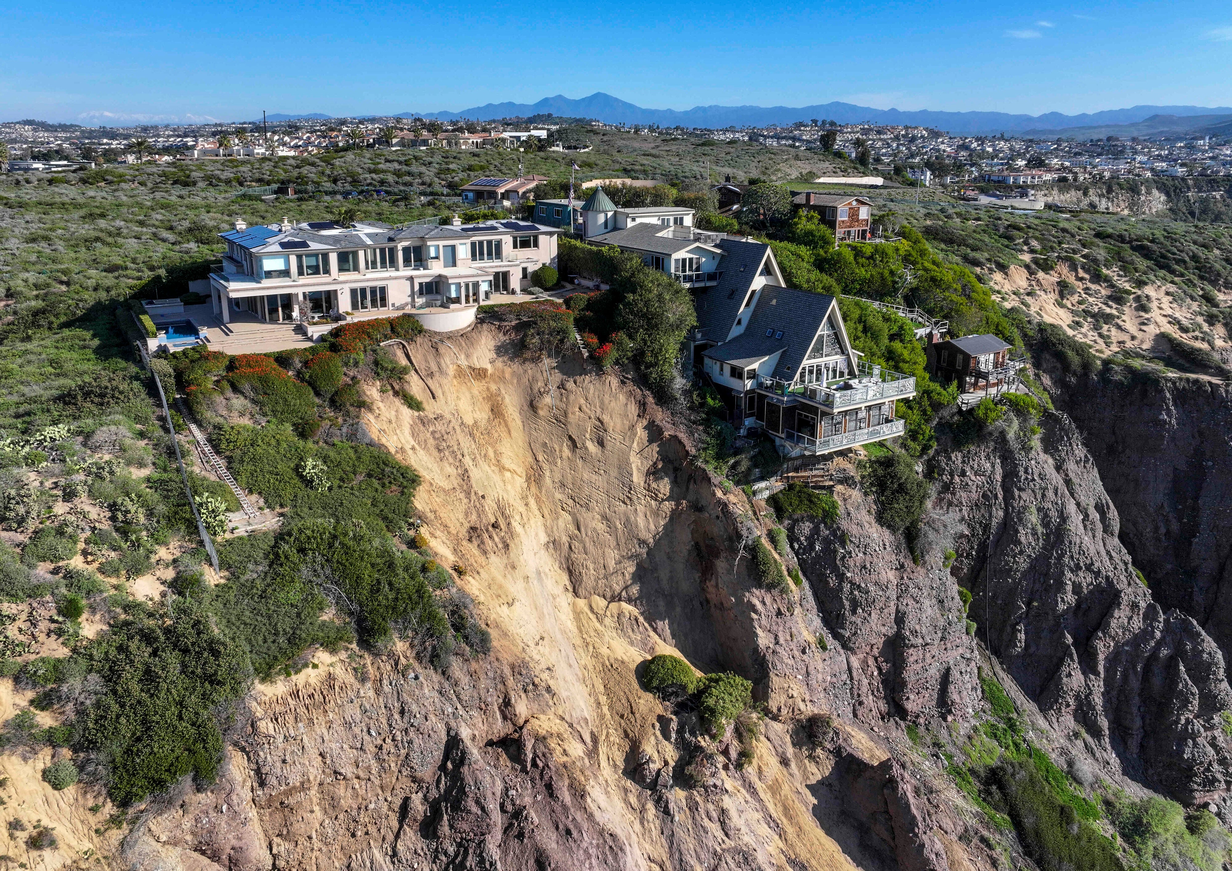 The mansion on the edge of a cliff