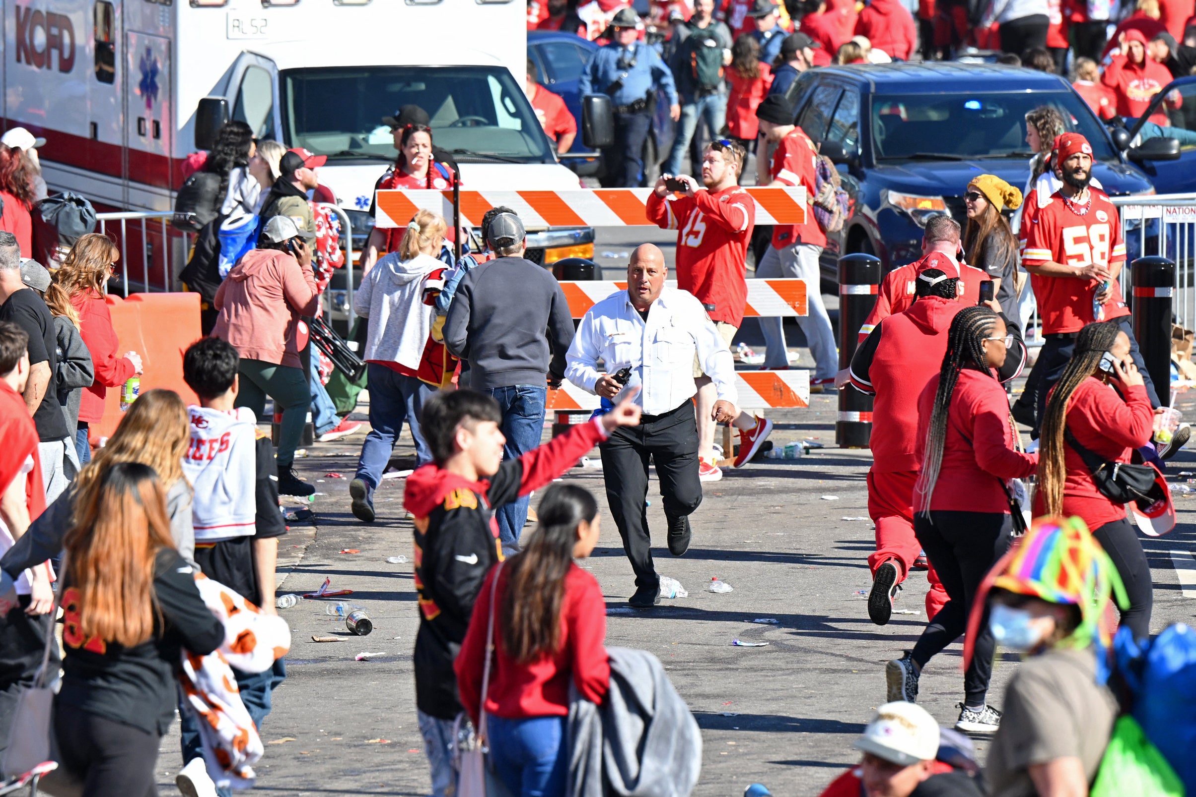 <p>Fans run after shots were fired after the celebration the celebration of the Kansas City Chiefs winning Super Bowl LVIII</p><p>” peak=”1607″ width=”2409″ format=”responsive” i-amphtml-layout=”responsive”><i-amphtml-sizer slot=