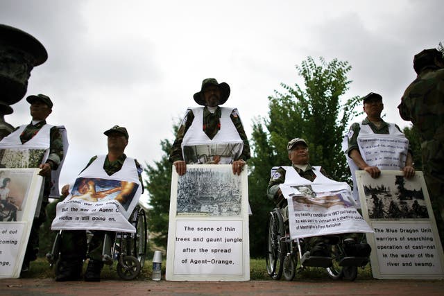 <p>Republic of Korea Armed Forces veterans who say they are suffering from diseases caused by exposure to Agent Orange hold a vigil across Pennsylvania Aveune from the White House Aug. 31, 2006 in Washington, DC</p>