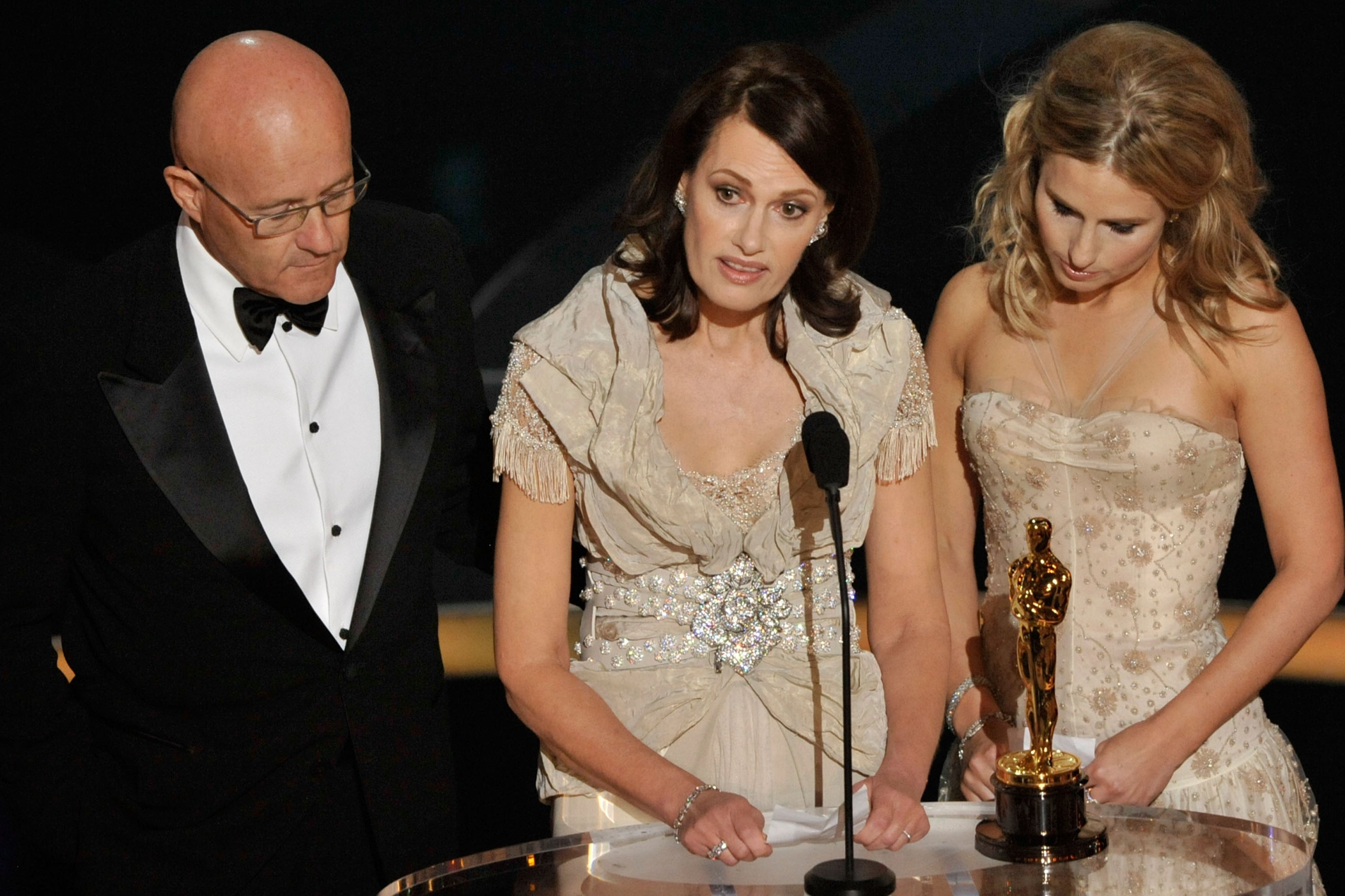 Heath Ledger’s father Kim, mother Sally and sister Kate accept his Oscar on his behalf at the 2009 Academy Awards