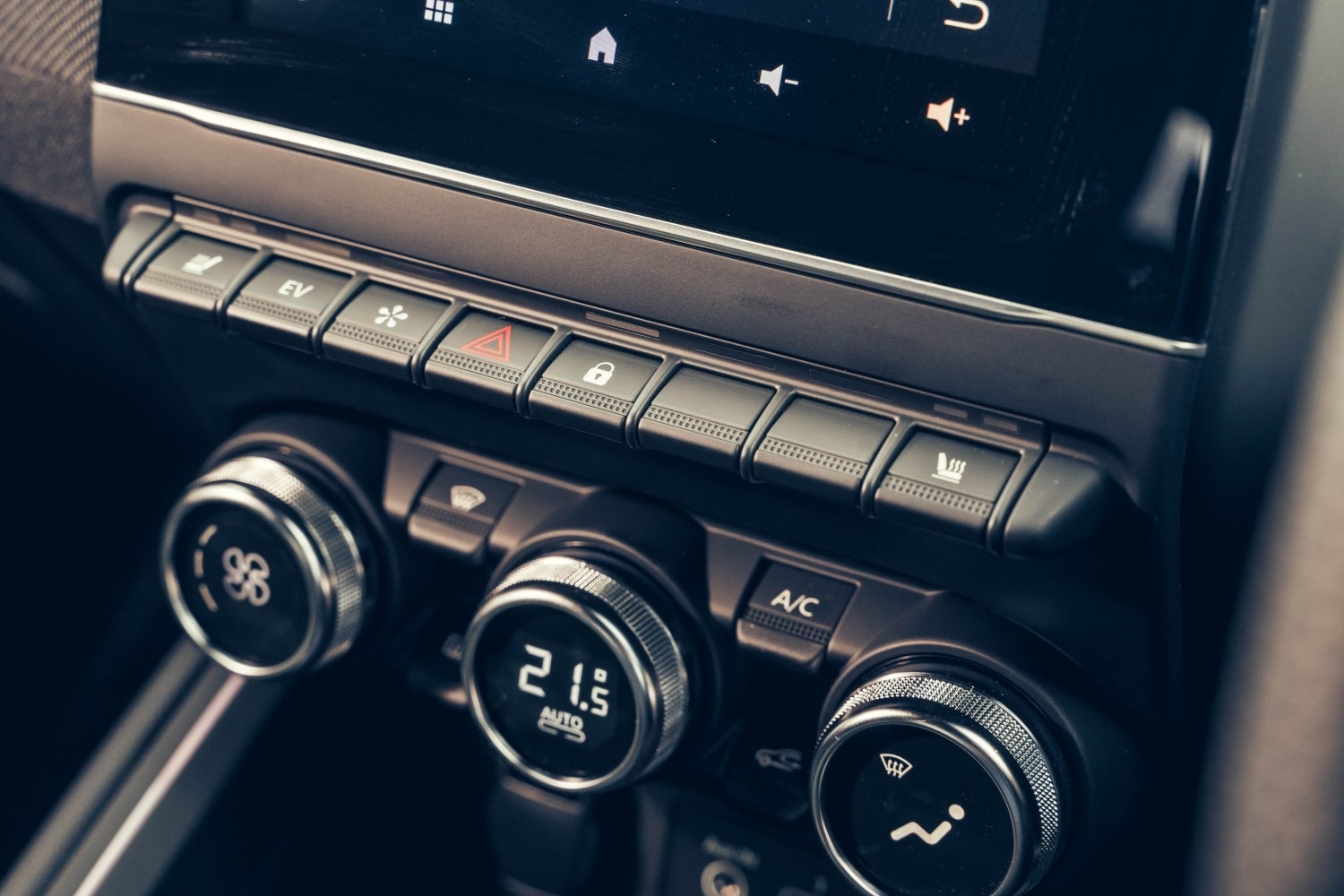 Another welcome bit of old-school thinking from Renault – decent fat rotary dial controls
