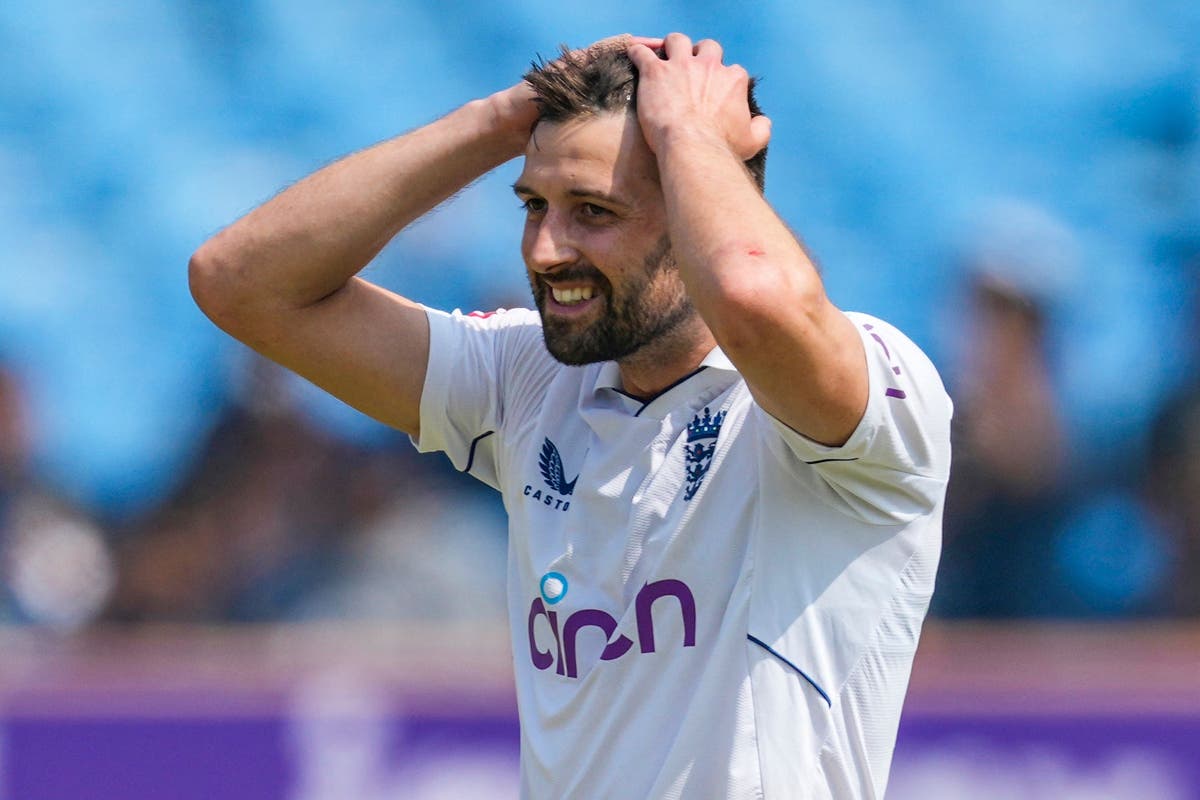 England pay for dropped catches as India make imposing first-innings total