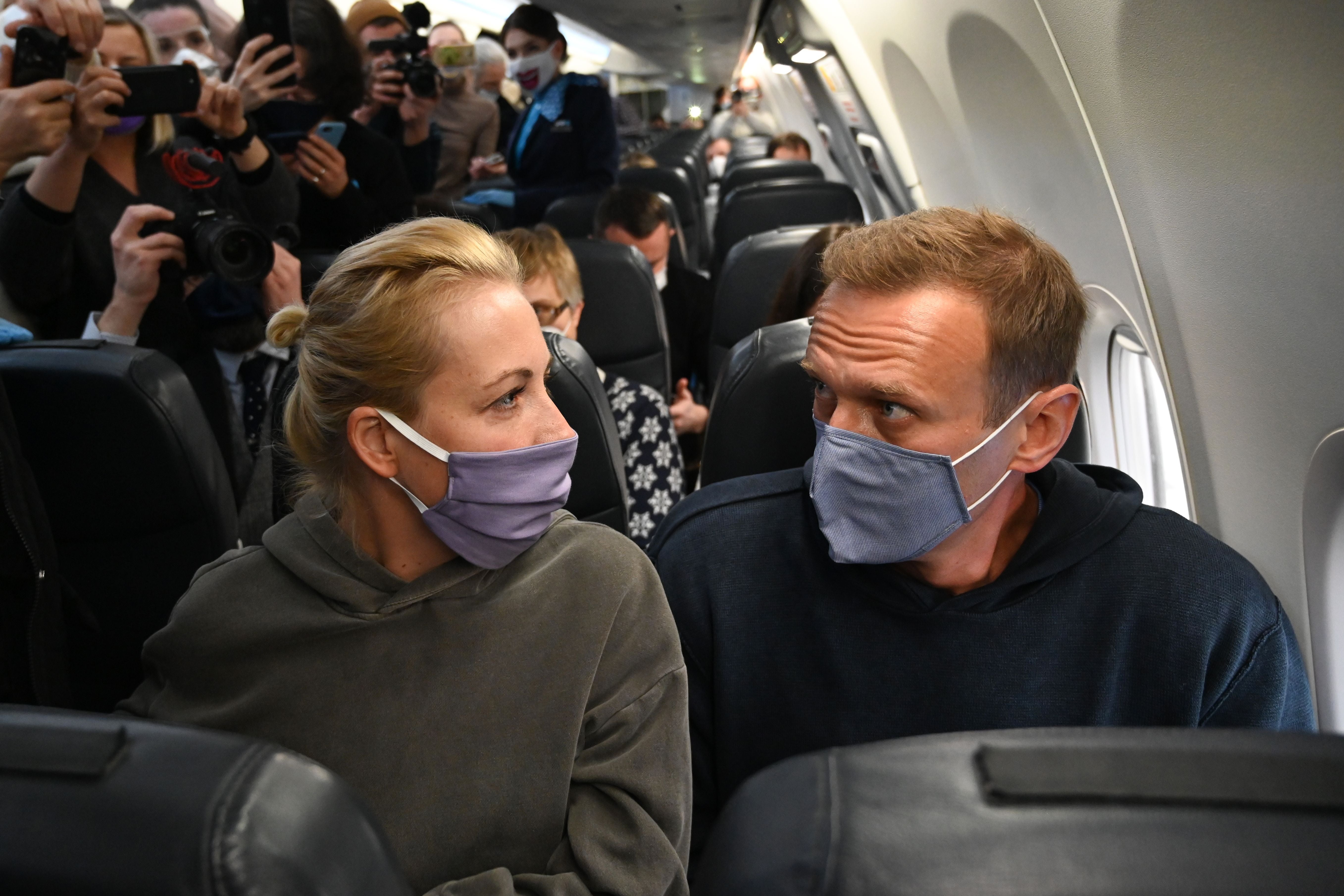 Navalny and his wife Yulia leaving Germany in 2021